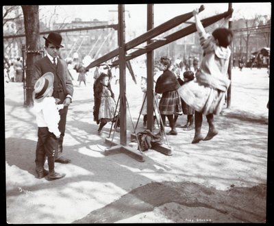 Ansicht eines Mannes, der Kinder beim Spielen auf Spielgeräten im Tompkins Square Park am Arbor Day, New York, 1904, überwacht (Silbergelatineabzug) von Byron Company